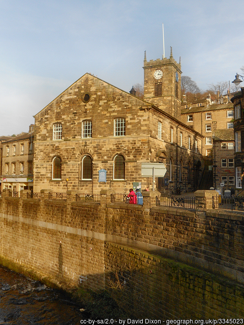 Exterior image of 646312 Holmfirth Holy Trinity